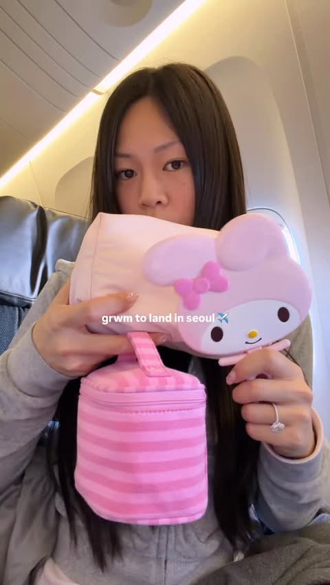 Instagram post by @olafflee for Armani beauty. Caption reads: [...] tone up base
@armanibeauty luminous silk....