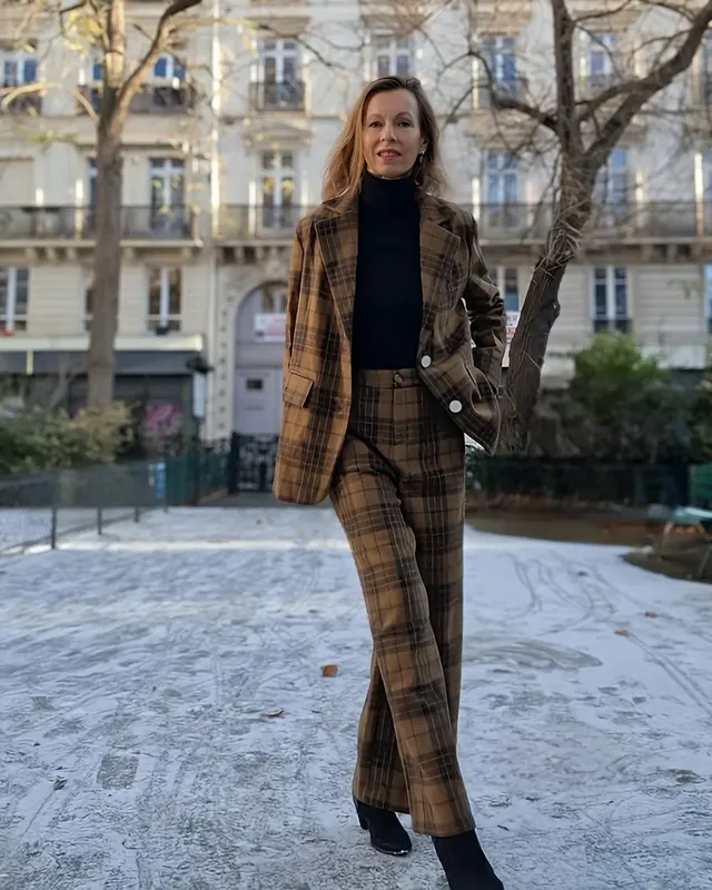 Instagram post by @dona.sphere for Uoozee. Caption reads: [...] real deal for me 🥰❄️
This set is from....