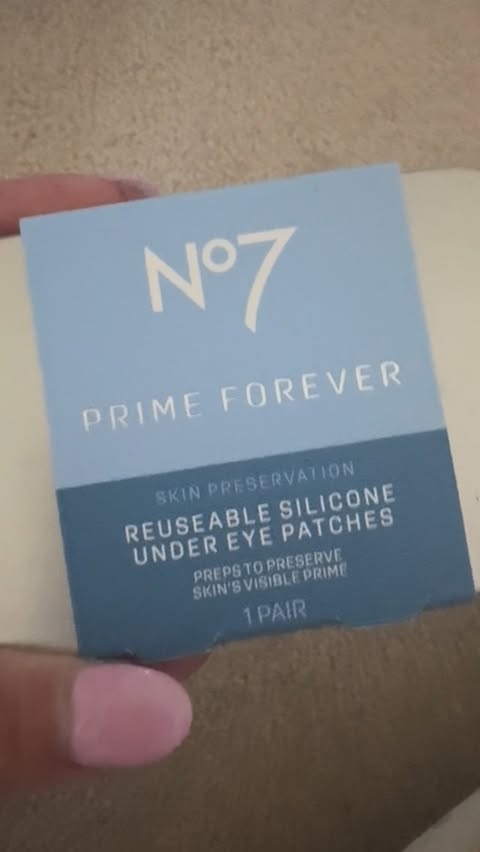 Instagram post by @fitandclean_d83 for No7. Caption reads: [...] routine I start by cleansing with the No7....