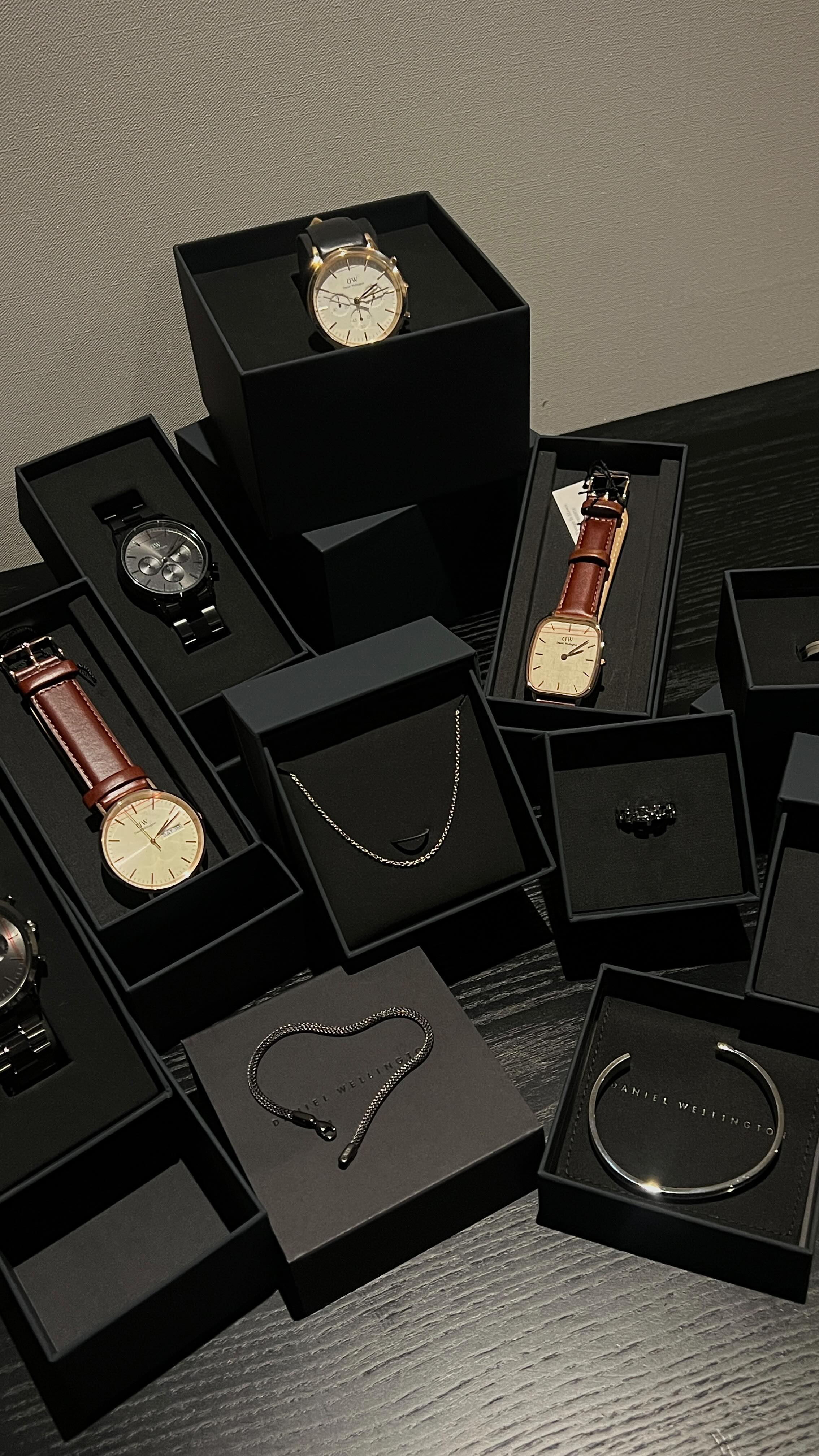 Instagram post by @55osh for Daniel Wellington. Caption reads: [...] Summer Sale ☀️✨ 여름휴가 아이템 준비....