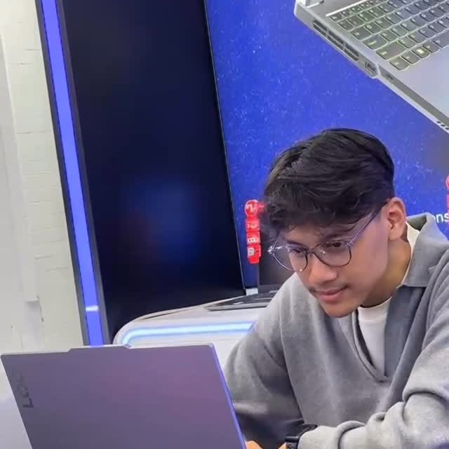Instagram post by @farhanmaulana_8 for Intel. Caption reads: Kayanya kalau udah punya Lenovo LOQ 15IRX9 kaya....