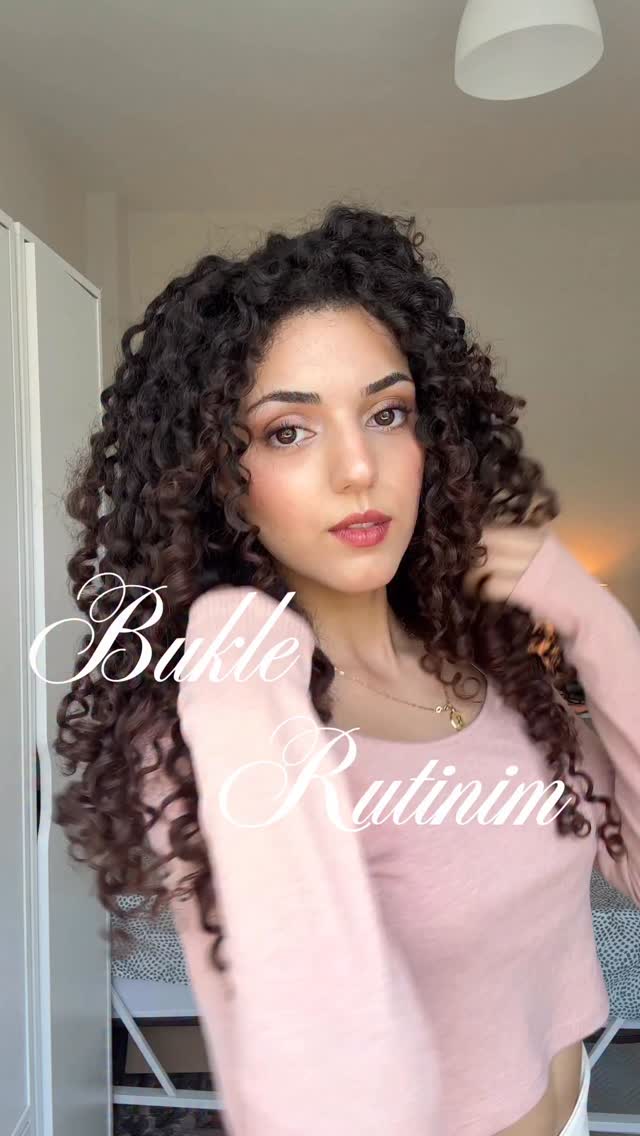 Instagram post by @beyztp for Rossmann Türkiye. Caption reads: güncel kıvırcık saç rutinim 🧖🏻‍♀️🪮🌷 

•....