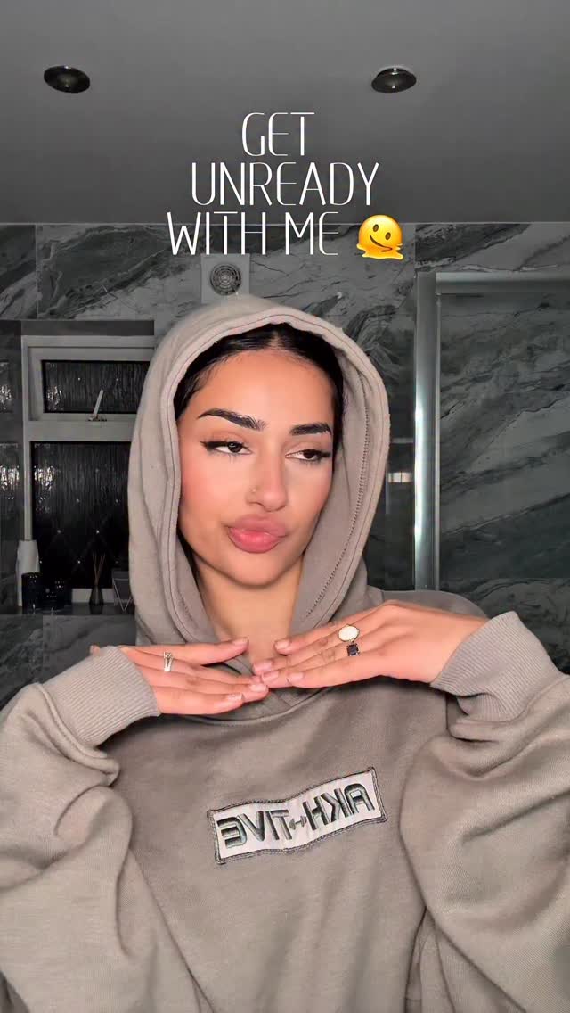 Instagram post by @laibaalimian for Theinkeylist. Caption reads: Quick and efficient strip down with @thebodyshop....