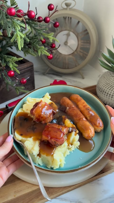 Instagram post by @chloeandleox for Instant Pot. Caption reads: Stuffing in Blankets 😍😍 @instantpotuk Ad Crispy,....