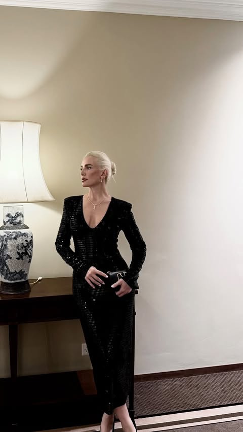 Instagram post by @tocestyle for Karen Millen. Caption reads: [...] = 4K HD.

dress @karen_millen 
#karenmillen....