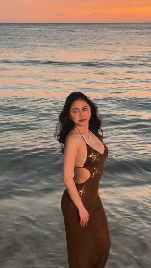 Instagram post by @charlynn_icban for Glad2Glow Philippines. Caption reads: As a girl juggling various side quests like work,....