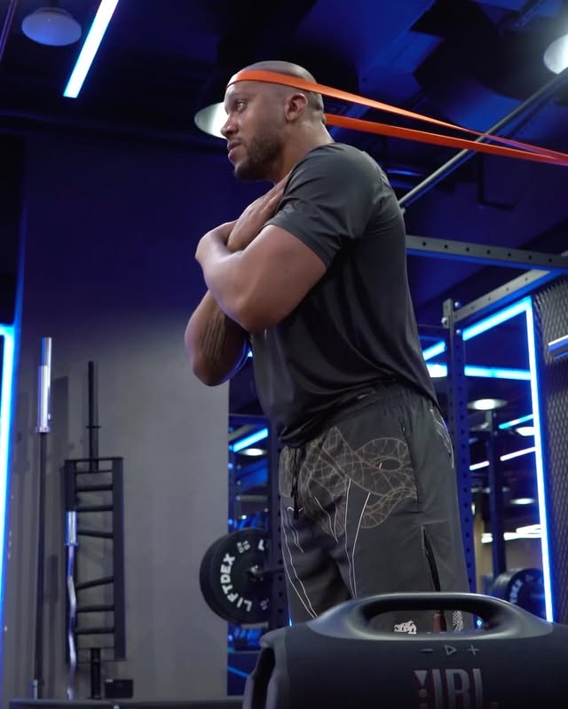 Instagram post by @ciryl_gane for JBL. Caption reads: [...] & chill 😎
Good sound, no breaks 🔊....