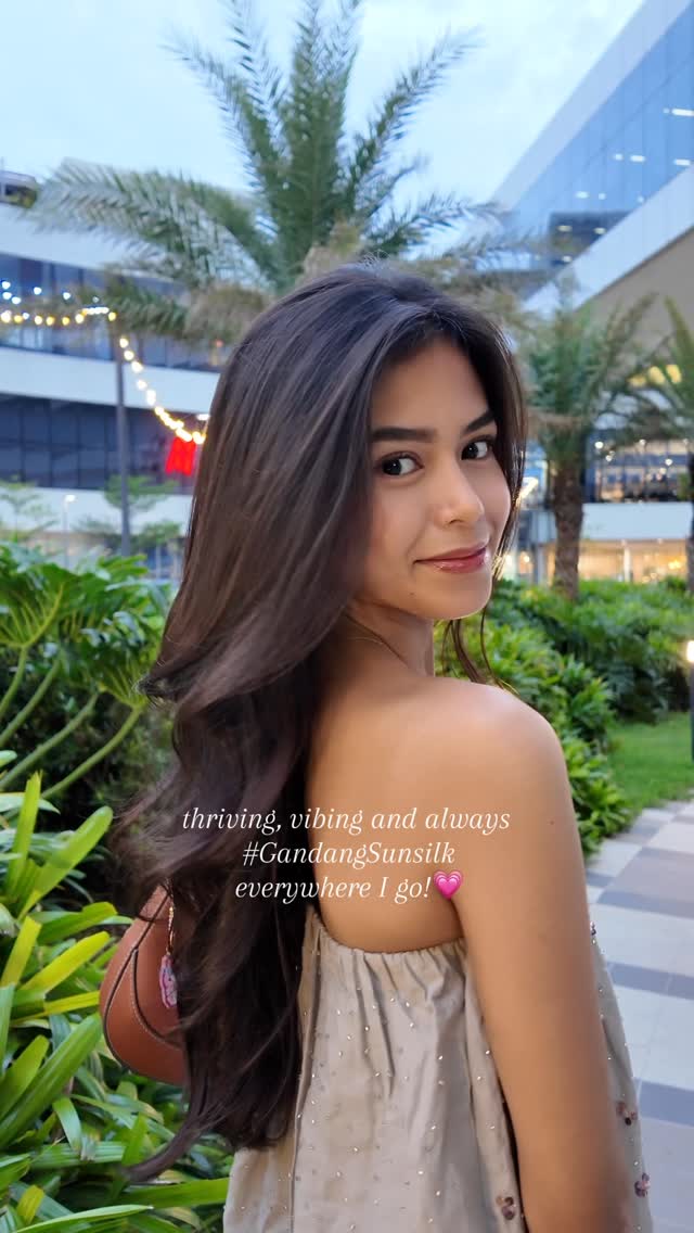 Instagram post by @akita.lobo for Sunsilk. Caption reads: Forgot to eat, but definitely ATE this....