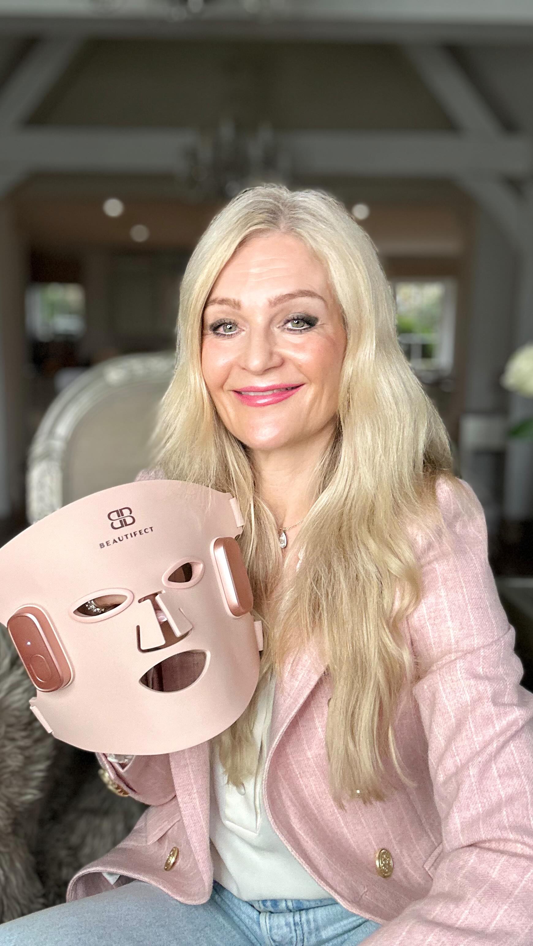 Instagram post by @seenonsarah for Beautifect. Caption reads: I was so excited to try the new @beautifect LED....