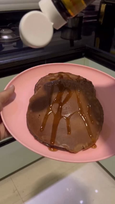 Instagram post by @_muscle_momo_ for MuscleBlaze. Caption reads: [...] oats 2️⃣ 2 whole eggs 3️⃣ 1 scoop....