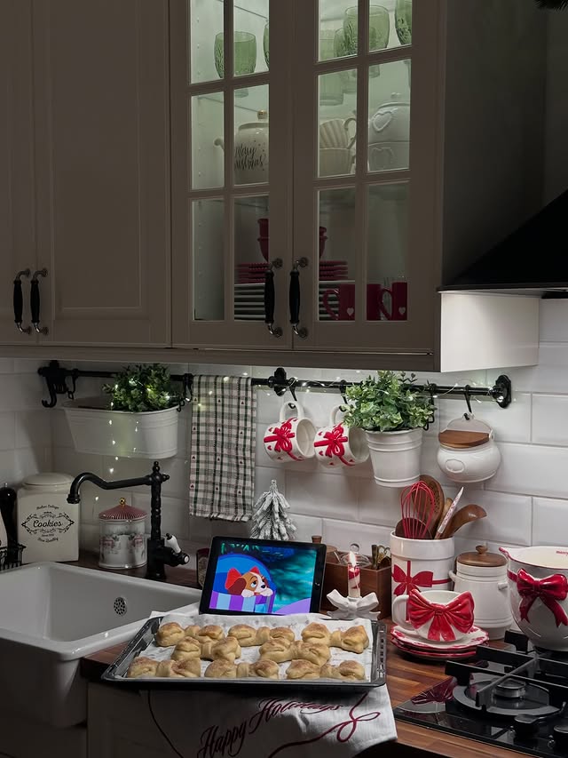 Instagram post by @a_life.is.beautiful for Sinsay. Caption reads: Cinnamon Sugar Bows in all their cozy, golden....