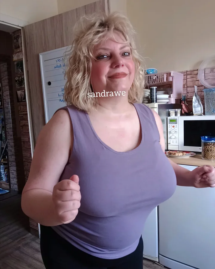 Instagram post by @sandracurvydailys for Glamorise. Caption reads: Sunday and beeing silly and smiling through the....