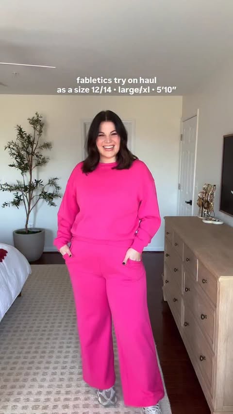 Instagram post by @kelly_elizabethxo for Fabletics. Caption reads: @fabletics is coming in hot this year 🔥 with the....