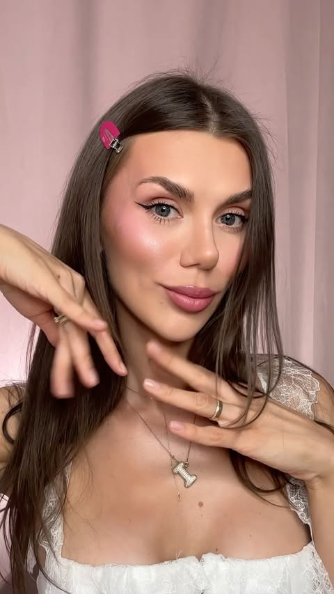 Instagram post by @igapos for Viktor&Rolf Fragrances. Caption reads: GRWM🌸 •podkład @armanibeauty luminous silk....