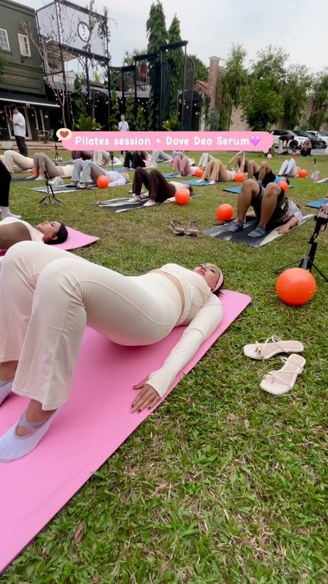 Instagram post by @yaasntyaa for Dove Indonesia. Caption reads: Makin pede Pilates dengan underarm yang smooth &....