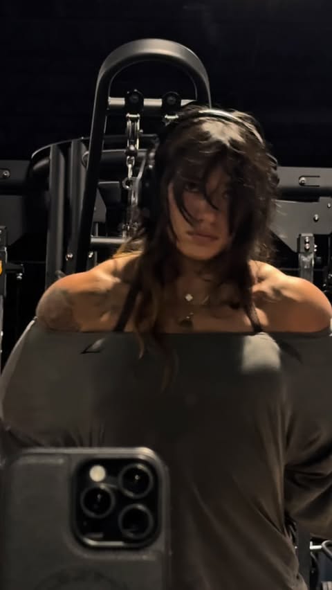 Instagram post by @dumbbellslicey for Gymshark. Caption reads: [...] traps a day in my life lol . fit from....