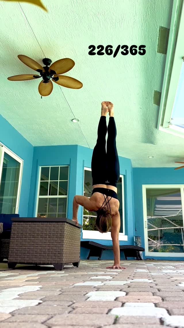 Instagram post by @lauracresciyoga for Alo Yoga. Caption reads: [...] @flou_yoga Sponsors: @aloyoga @alomoves....