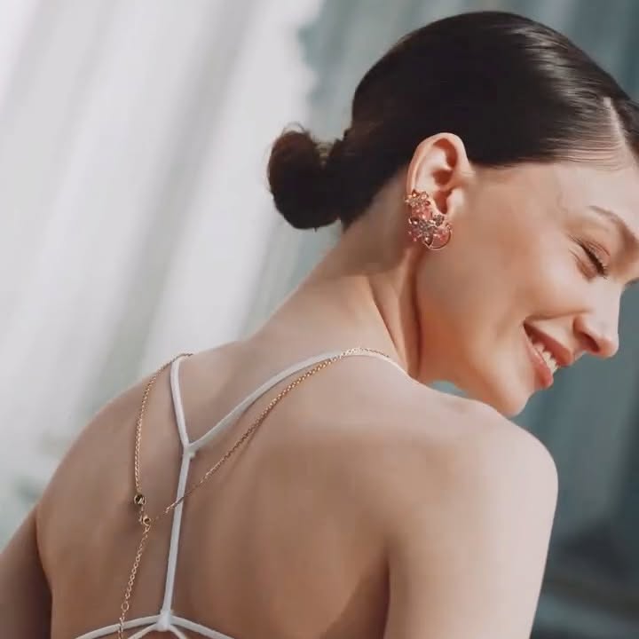 Instagram post by @senaalaylom for SWAROVSKI. Caption reads: güneşin parıltısı @swarovski Idyllia koleksiyonu....