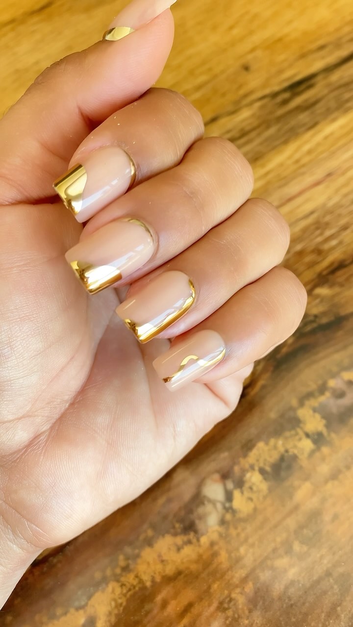 Instagram post by @vivi_bahiah for BTArtboxnails. Caption reads: [...] Essa nail art luxuosa da @btartboxnails....
