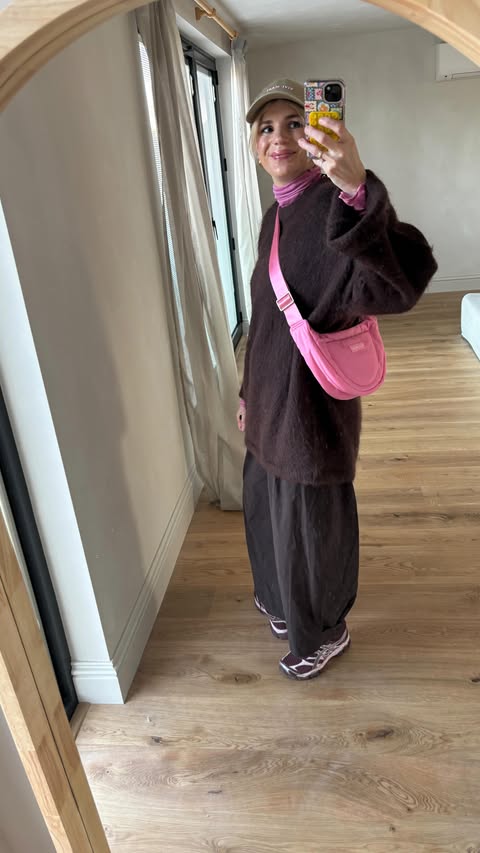 Instagram post by @wearsschatzy for Vivi Mari. Caption reads: [...] do you think?
The cap and bag are from....