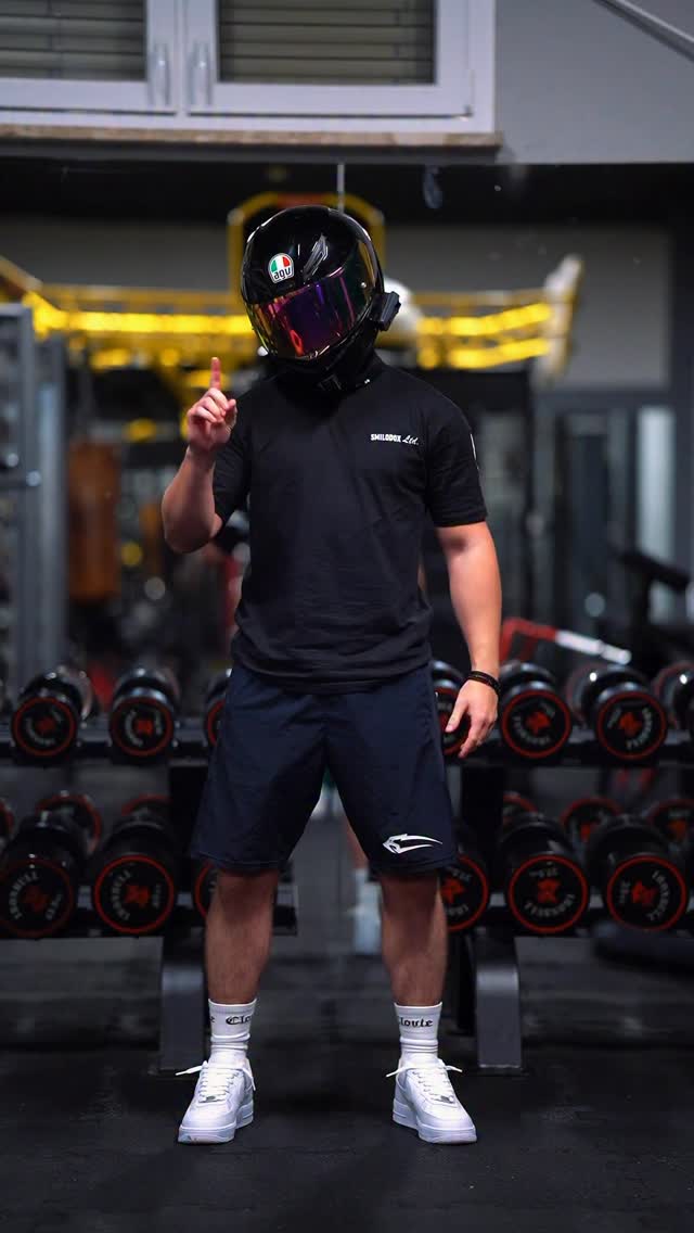 Instagram post by @dennis_hr7 for Smilodox. Caption reads: [...] . . . . . . . . . . . . . . . . . . .....