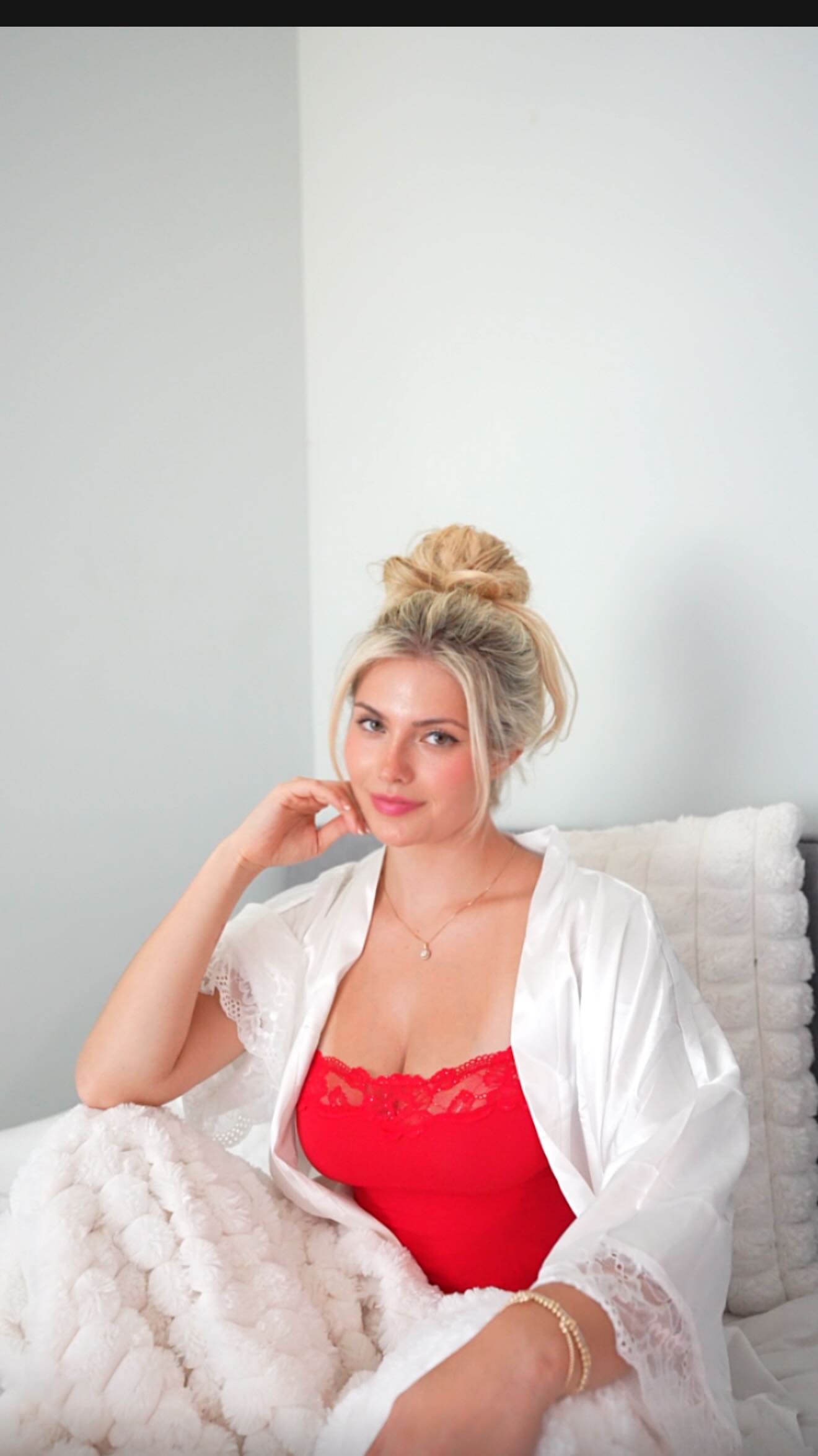 Instagram post by @hannahhwhite__ for iHerb. Caption reads: From city to city, I don’t slow down...and iHerb....