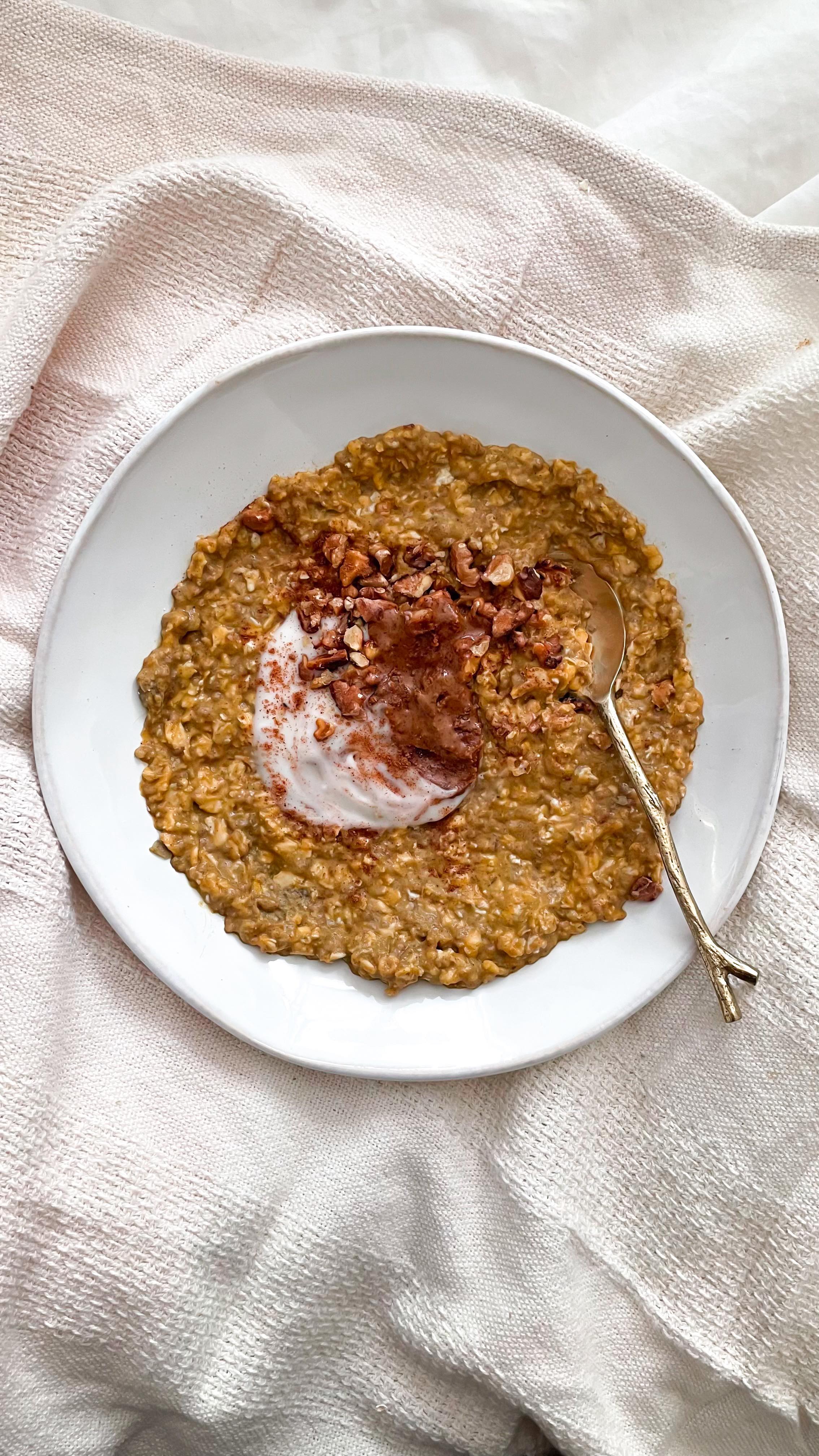 Instagram post by @purelycristina for Healthy Planet. Caption reads: 6AM GYM MORNING ROUTINE 🖤🏋️‍♀️

My cozy fall....