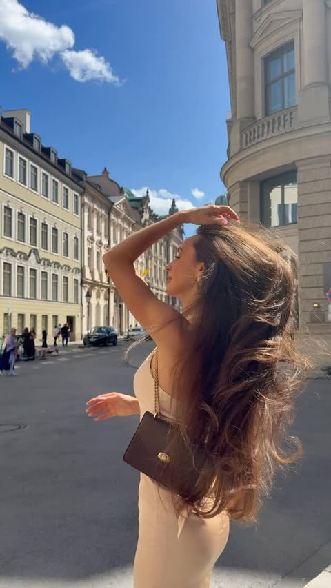 Instagram post by @yasia_miro_ for JJ's House. Caption reads: [...] the spotlight. 🤍 Anzeige/ Dress by....