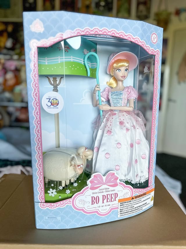 Instagram post by @elz.smart for Disney Store. Caption reads: [...] thanks to the help of a voucher from....