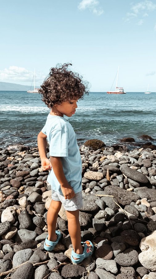 Instagram post by @zeerojas for TernX. Caption reads: [...] making traveling easier. Discovering....