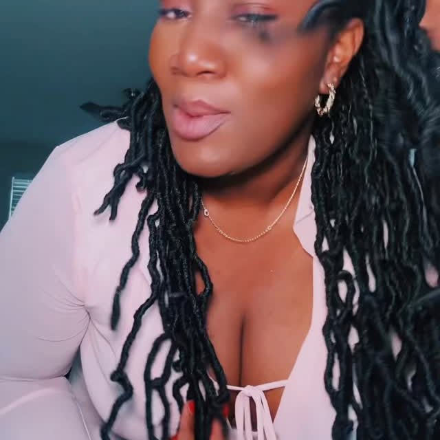 Instagram post by @jowodaaa for JustFab. Caption reads: @justfabonline 🇵🇷.