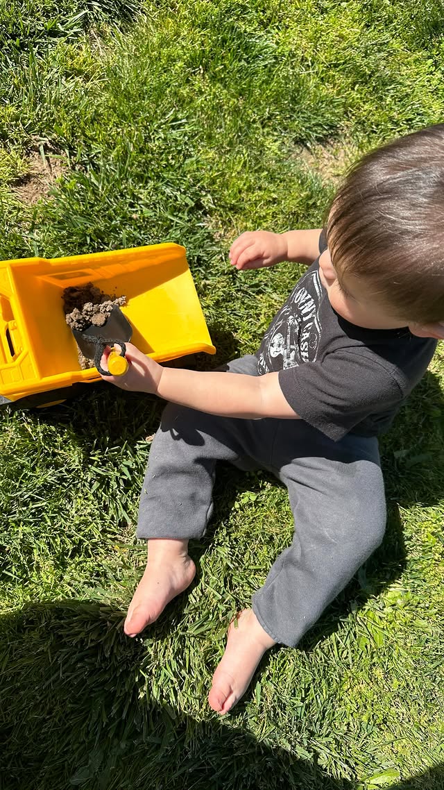 Instagram post by @nataliacondonn for Peanut App. Caption reads: [...] by our side. 🤍 #motherhoodmoments....