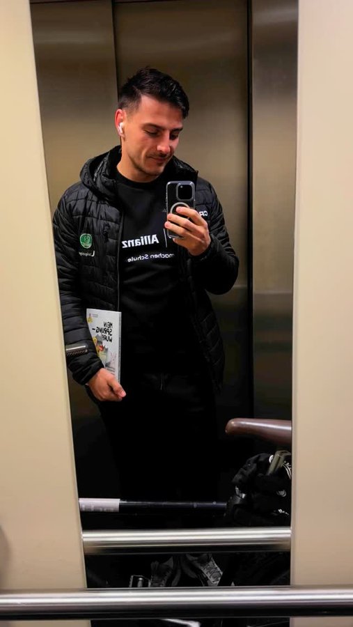 Instagram post by @lucaskrzikalla for Allianz. Caption reads: Offizieller Lesefuchs 📚 🦊 
#vorlesetag....