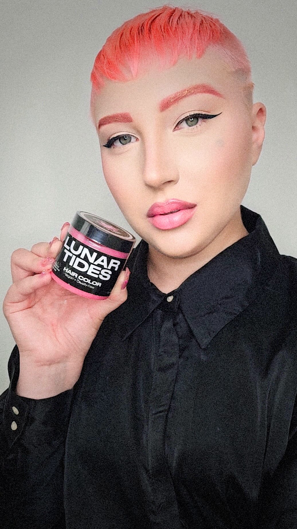 Instagram post by @julsegalla for Lunar Tides Hair. Caption reads: ROSINHA NO CABELO BEM PRINCESINHA 🎀 cor PETAL....