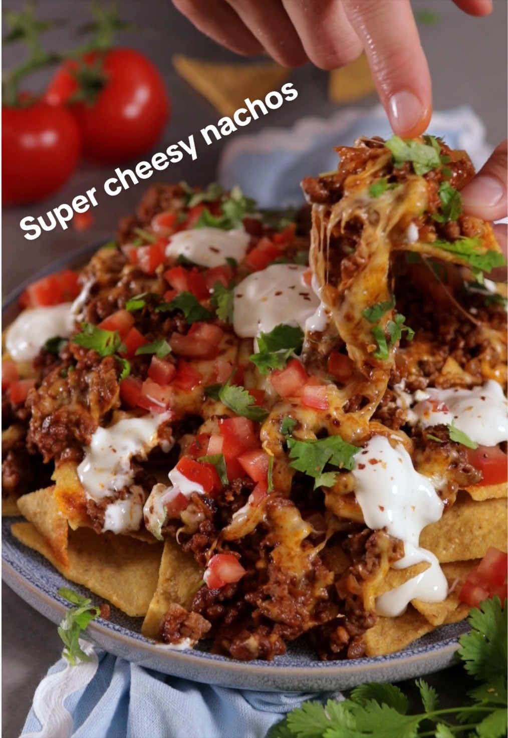 TikTok post by @augustogmartin for REMA 1000. Caption reads: reklame @REMA1000 - Cheesy nachos til VM ⚽️ [...].