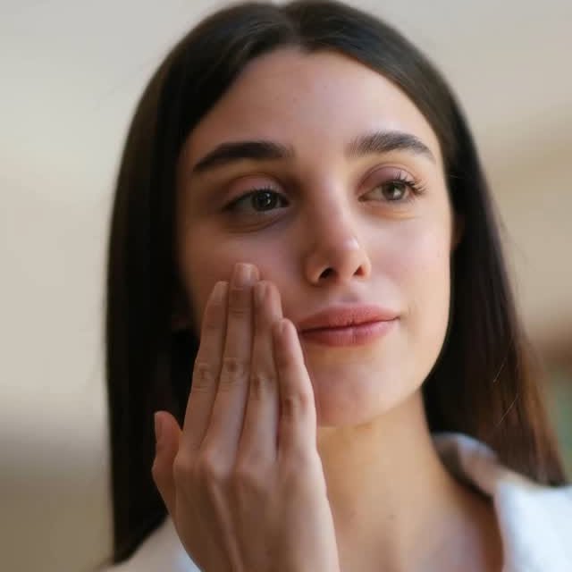Instagram post by @damlasuikizoglu for Nivea. Caption reads: Hayatımın büyük kısmı kamera önünde geçiyor. Bu....
