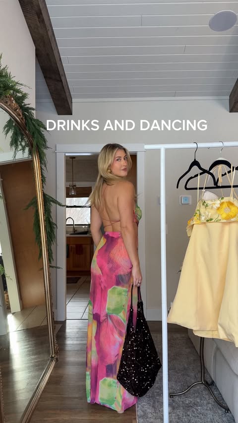 Instagram post by @maddybajczyk for Selfieleslie. Caption reads: Ad 🌴 Vacation mode: on. One look for exploring....