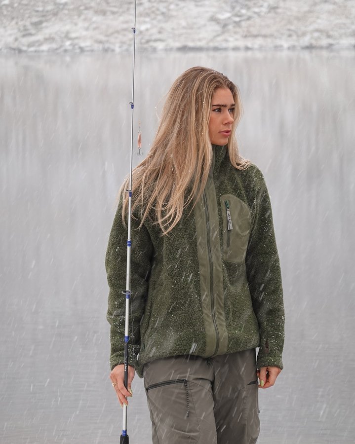 Instagram post by @juliehestaas for Astrid Wild. Caption reads: annonse @astridwild_outdoorfashion ☃️ verdens....