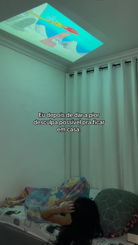 Instagram post by @lavinyvx for Shopee. Caption reads: Link do projetor na bio ✨
@shopee_br 
.
.
#explore....