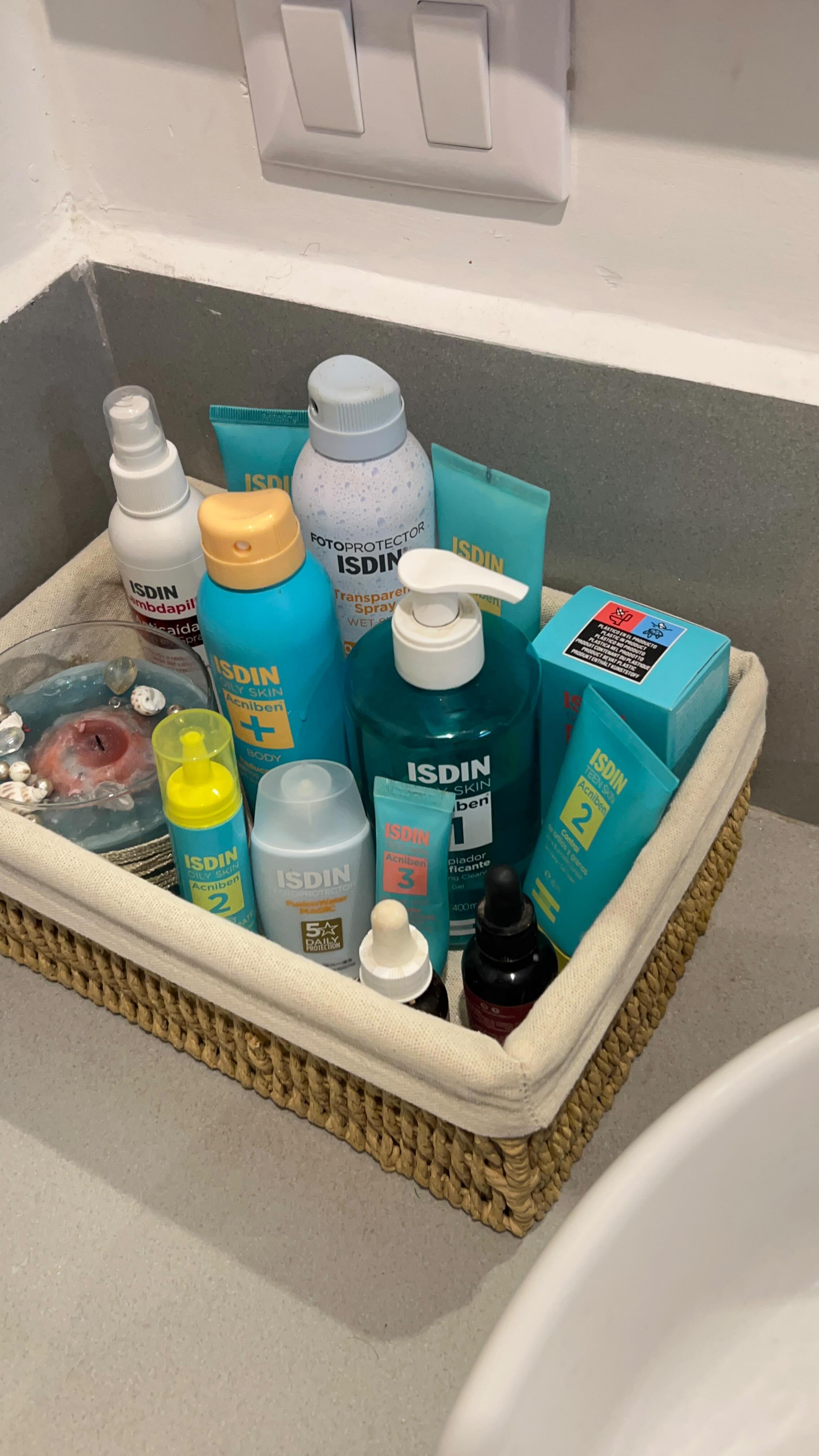 Instagram post by @isaacenc for Liverpool. Caption reads: liverpool: mi nuevo dealer de acniben jejeje 😈....