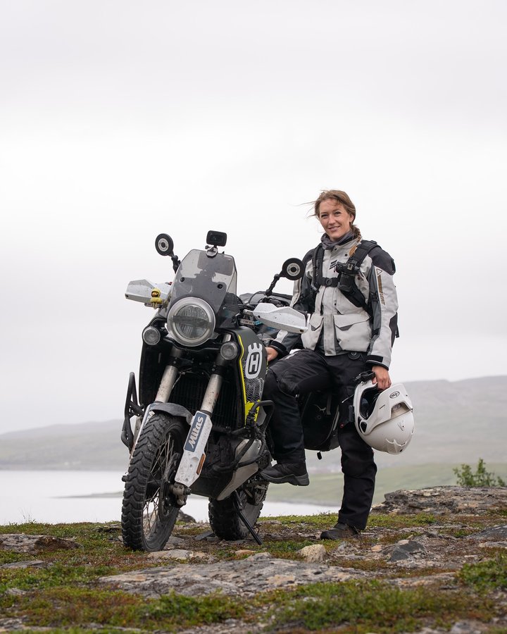 Instagram post by @runagrydeland for Peak Design. Caption reads: Juts popping in to wish you all a good evening 🍂....