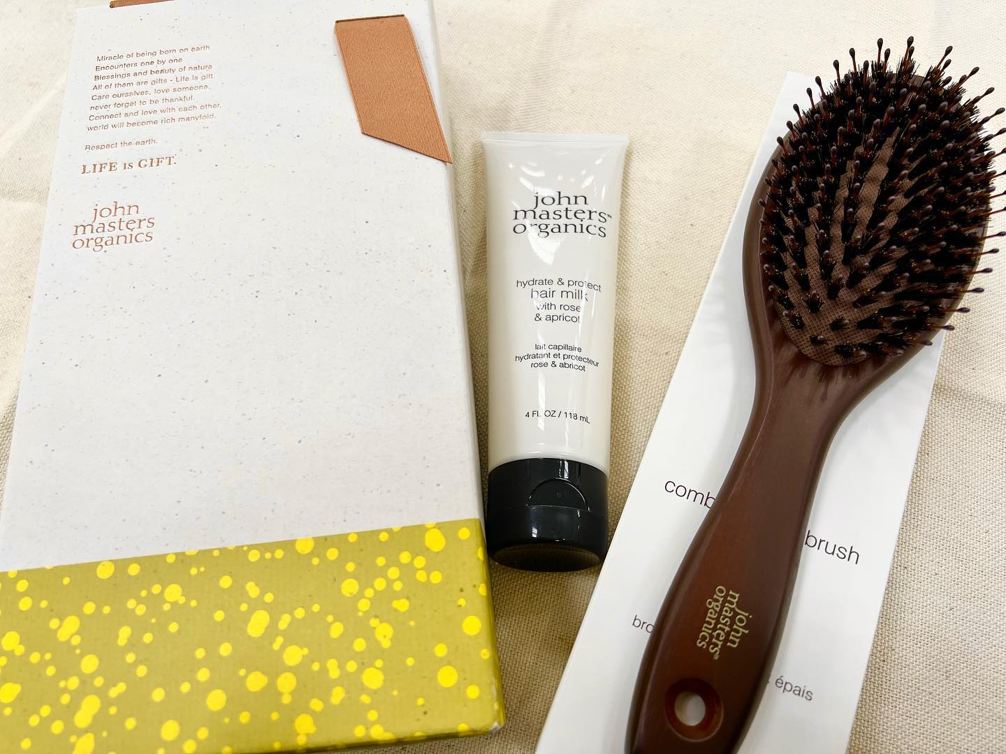 Instagram post by @nonnonkanon9811 for John Masters Organics (HK). Caption reads: 母の日のプレゼントで@johnmastersorganics_japanさんの限定ギフトを🎁

大....