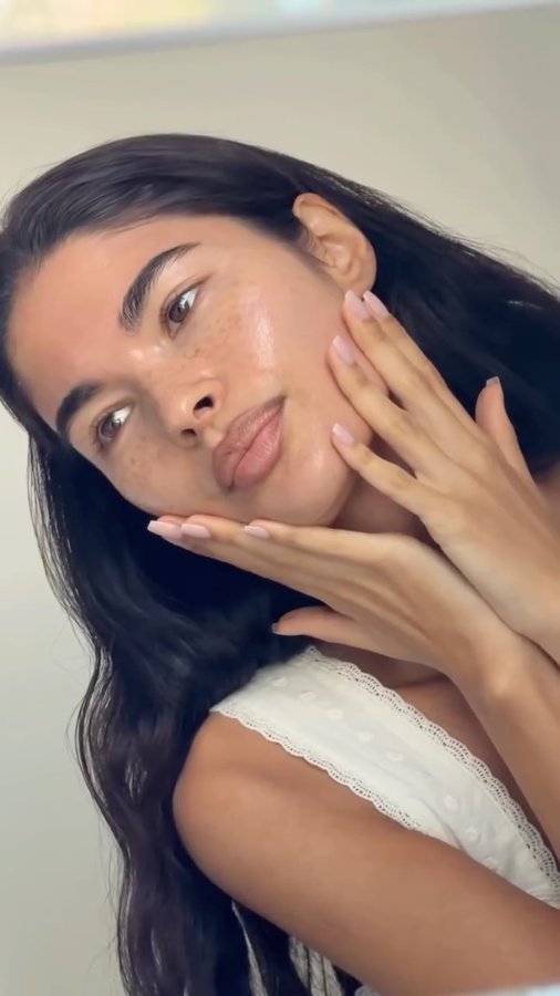 Instagram post by @aishapotter for Clinique. Caption reads: mornings with @clinique moisture surge 100H....