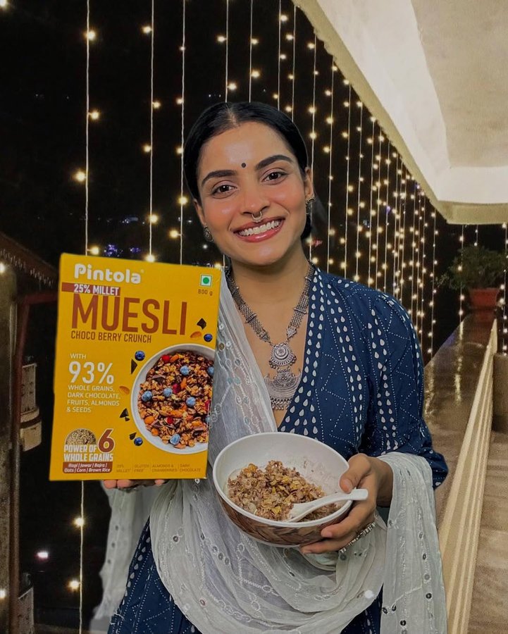 Instagram post by @_ishani_sanghavi for Pintola. Caption reads: [...] with the delightful @pintola.in Muesli....
