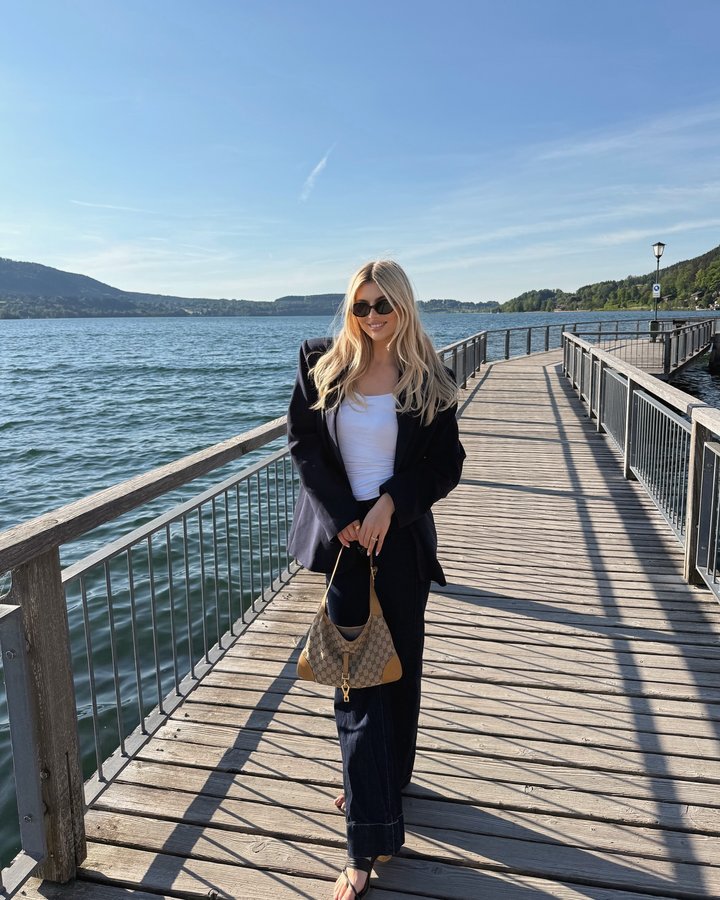 Instagram post by @teresa.jg for Les Lunes. Caption reads: Lake stories ✨🦋 Anzeige

#tegernsee #pilates.