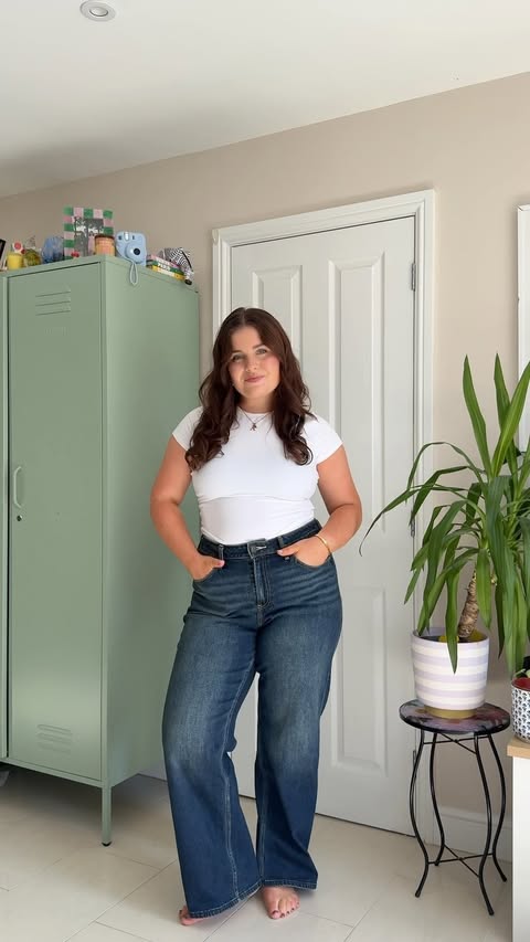 Instagram post by @itsabinunn for Hollister. Caption reads: [...] fave midsize approved jeans are from....