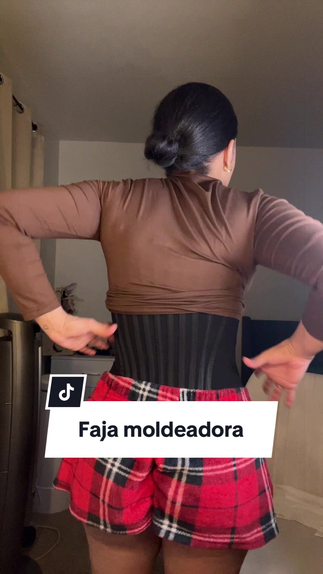 TikTok post by @paolarossio25 for SHAPSHE US. Caption reads: #fajamoldeadora #faja #shapshe #tiktokshop....