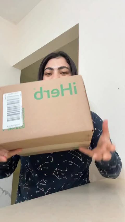 Instagram post by @rana.tutorial for iHerb. Caption reads: [...] 👑1️⃣🍒#𝗦𝗔💝𝗗𝗢𝗨𝗥𝗔 #beautybloggers....