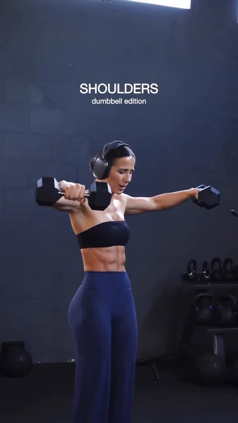 Instagram post by @lesi.fit for Yeoreo. Caption reads: shoulder day but made SIMPLE 
grab dumbbells and....