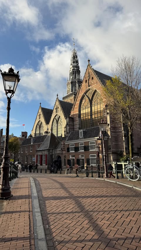 Instagram post by @diana_travels_ for Holafly. Caption reads: How to have unlimited internet anywhere in the....